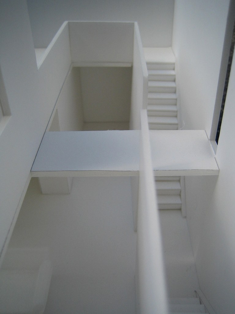 家族が出来るだけ顔を合わせる様に玄関との間には家族スペースを|模型画像2階から|廊下・階段スペース|各部屋の定義