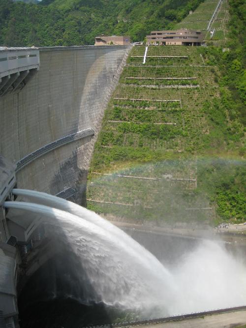 ダム放水