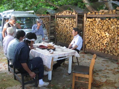 大きな栗の木の下で